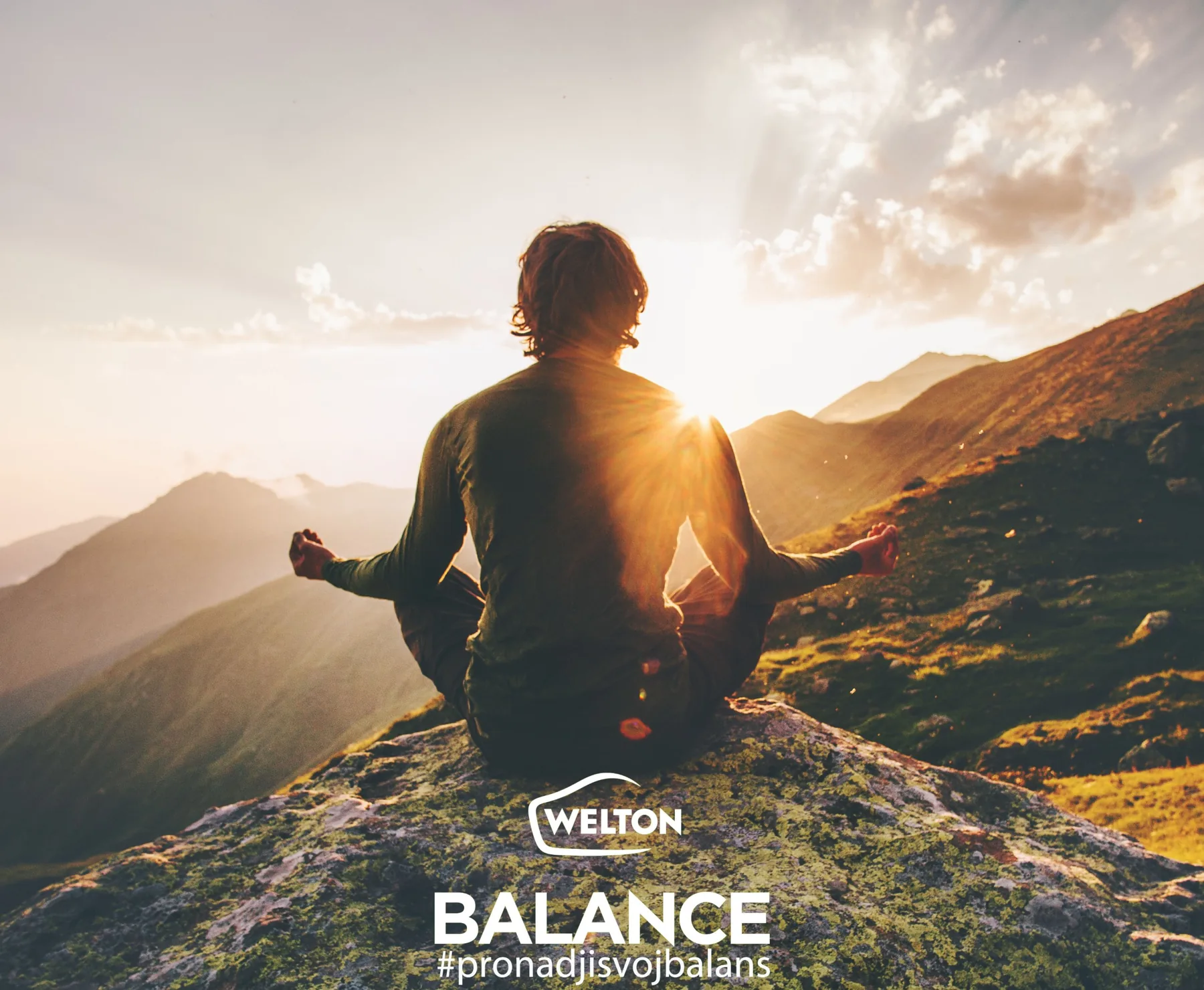 Meditacija na planinskom vrhu pri zalasku sunca